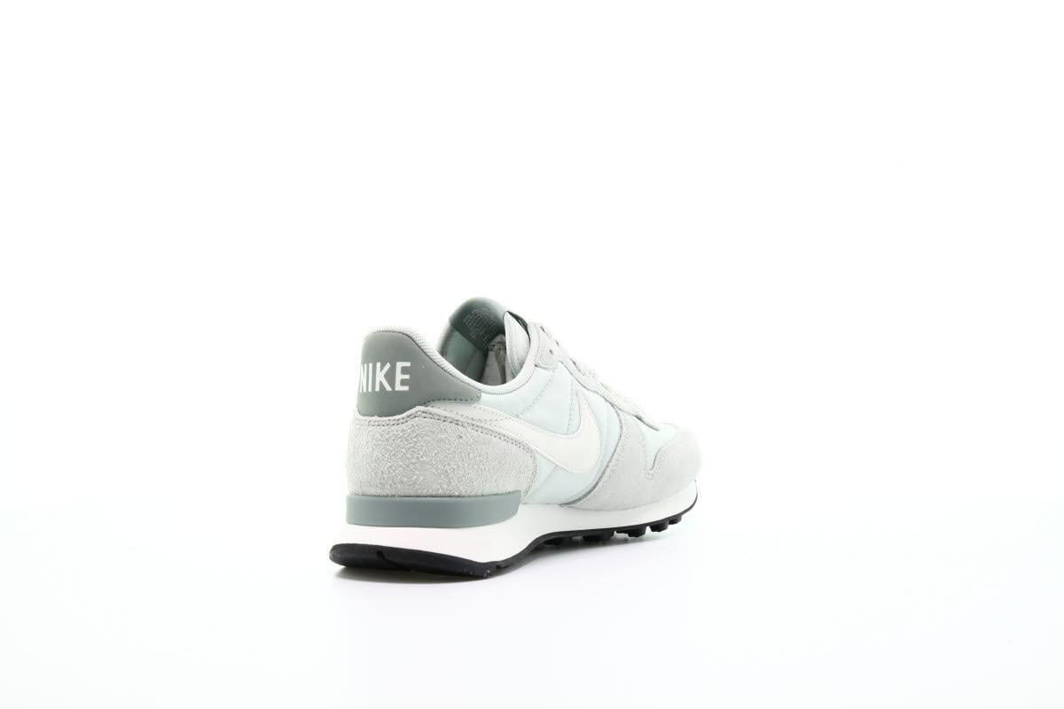 Nike internationalist light on sale silver